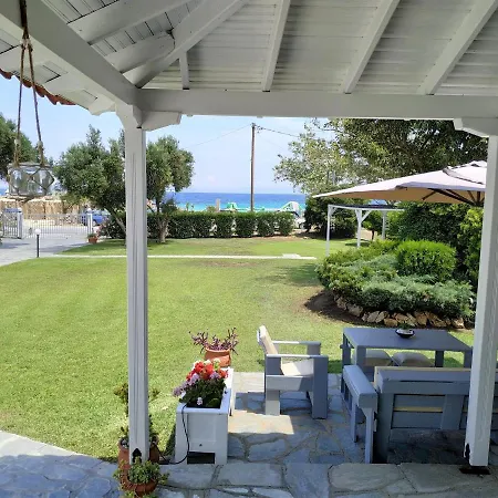 H&v Beachfront House In Trani Ammouda, Holiday home