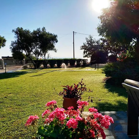 H&v Beachfront House In Trani Ammouda,
