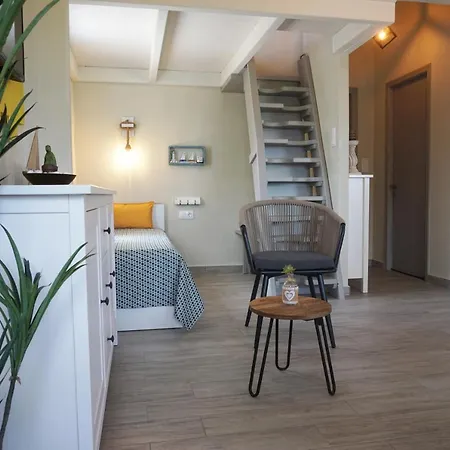 H&v Beachfront House In Trani Ammouda, Holiday home *